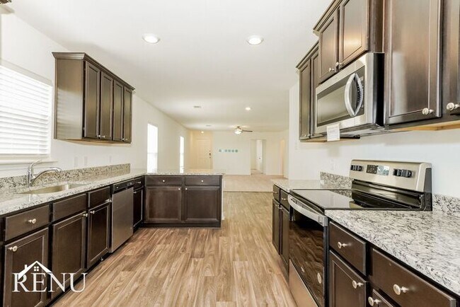 Foto del edificio - Now Available! First Month Free!