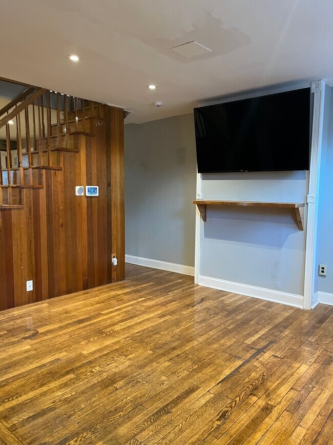 1er piso: Sala de estar con TV de pantalla plana (incluida) - 223 Jackson St