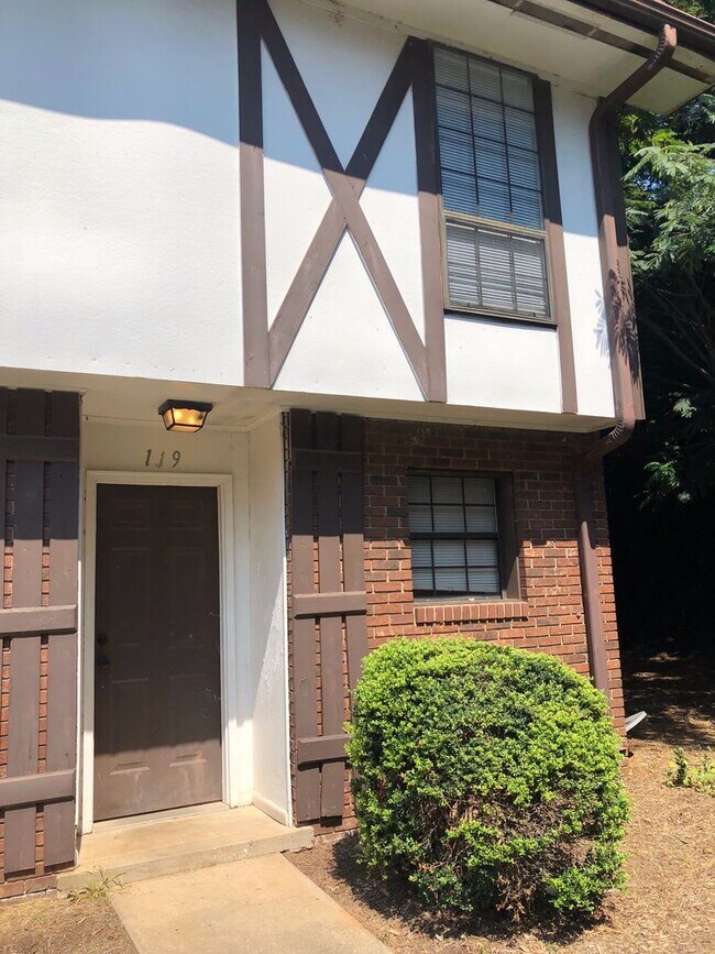 Building Photo - Newly Renovated Apartment at Village Green