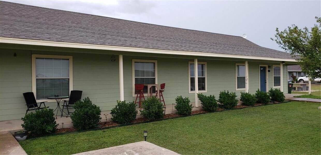 Primary Photo - Excellent 3 bedroom 2 bath duplex in Peast...