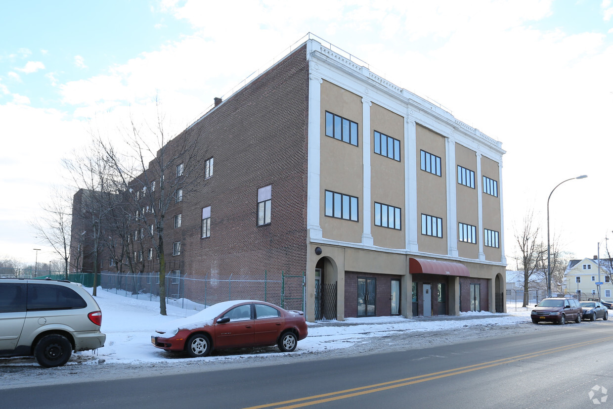 Building Photo - 300 Genesee St