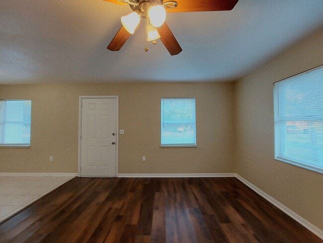 Building Photo - 4 Bedroom, 2 Bathroom House in Lakeland