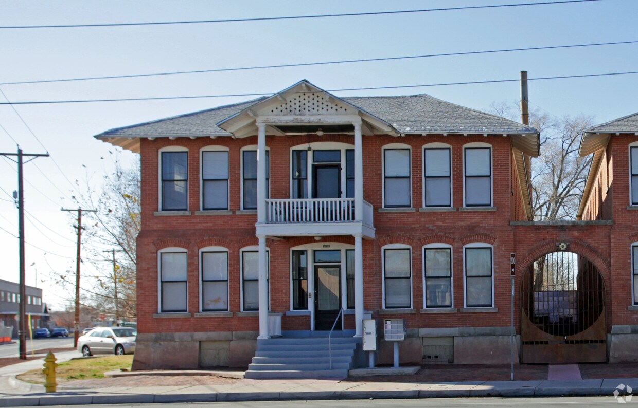 Foto del edificio - 1002 Central Ave NW