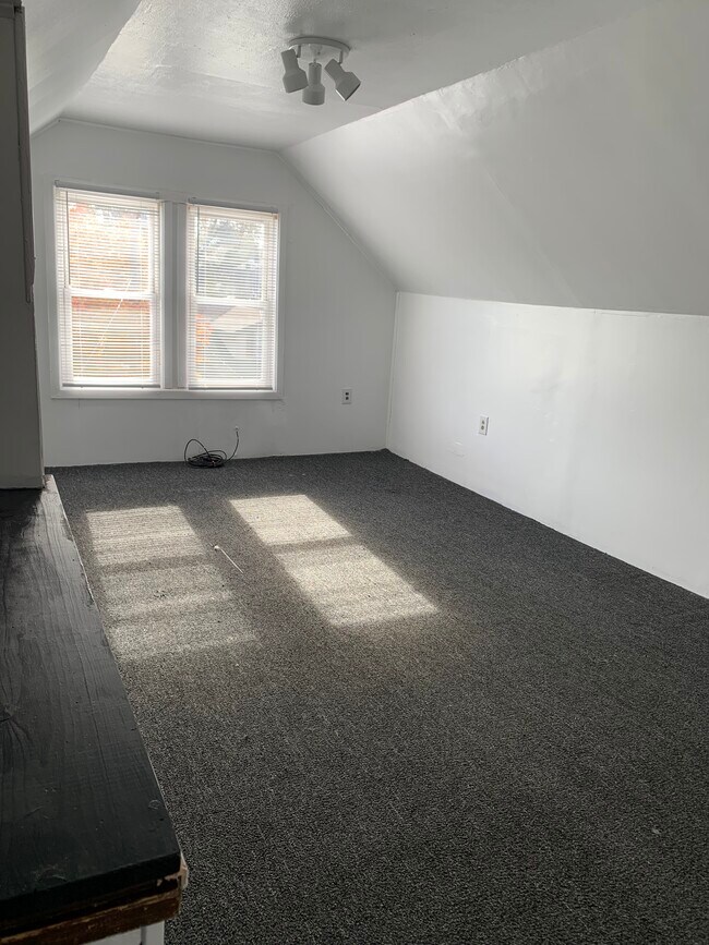 3rd floor attic bedroom - 2310 Natchez Ave