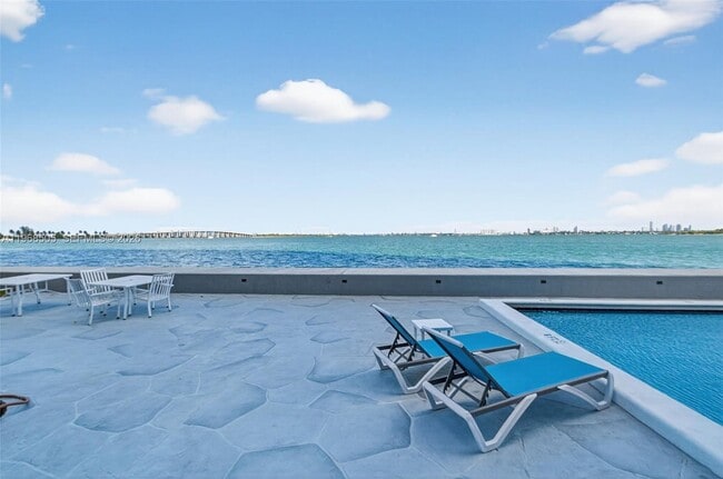 Building Photo - 555 NE 30th St