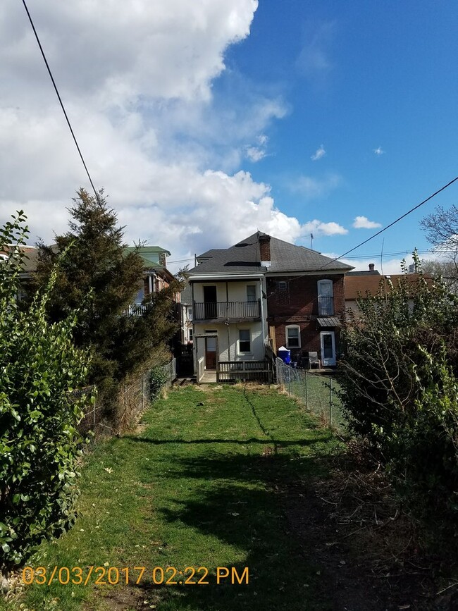 Building Photo - 4 bedroom, 1 bath, 3 story half double house