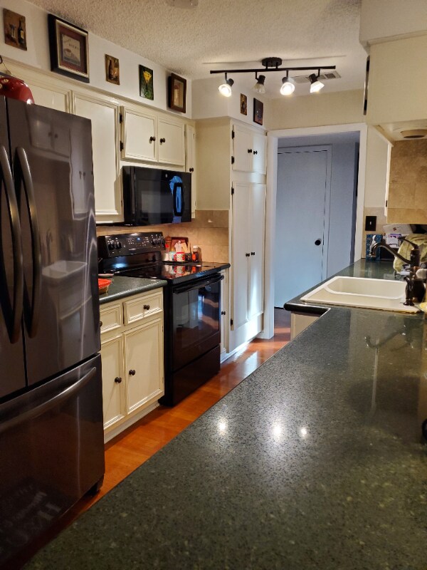 Foto del edificio - 9411 Cedar Crest Dr