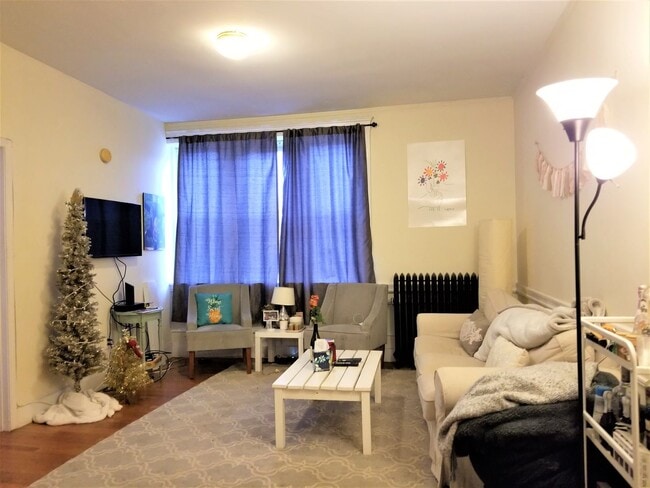 Building Photo - Renovated 4 Bed • Heat & Hot Water Included • Prime Brookline Location • LL Paying 1 Month Fee