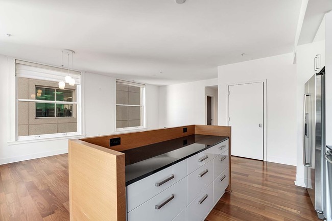 Building Photo - Sleek Condo in Historic Luxury Building