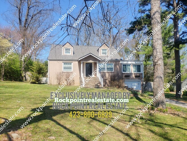 Building Photo - Adorable 3/2 in the Fairyland neighborhood...