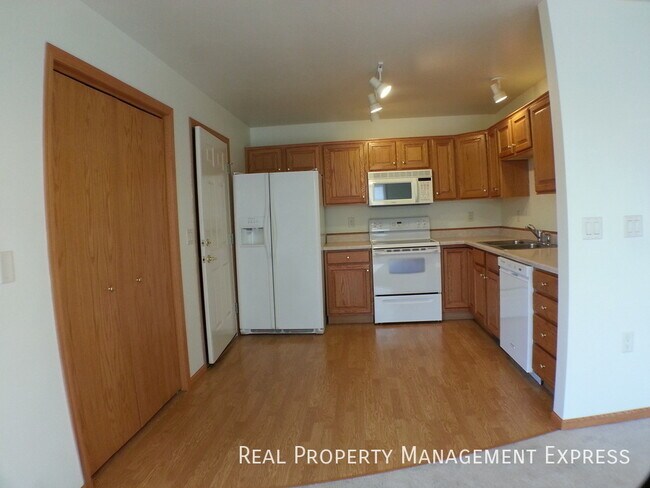 Foto del edificio - Cozy 2 Bedroom, 1 Bath Twin Home with 2 st...