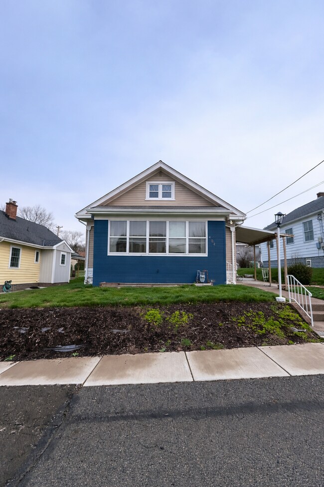 Foto del edificio - Spacious Single-Family Home w/Sunroom partially finished basment| Pet Friendly | Shaler