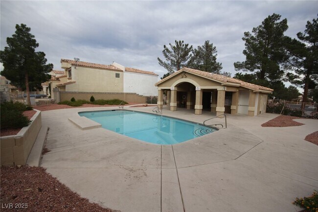 Foto del edificio - 3440 Middle View Dr