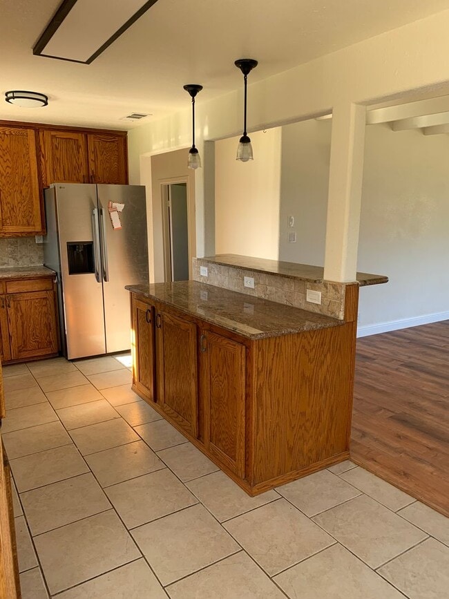 Building Photo - Country Home!