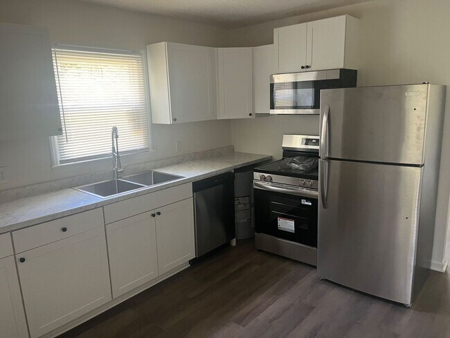 Building Photo - Charming Newly Renovated Duplex in Belmont...