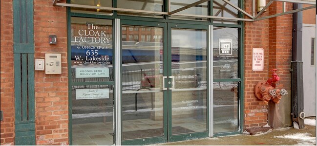 Entrada del edificio - 635 W Lakeside Ave