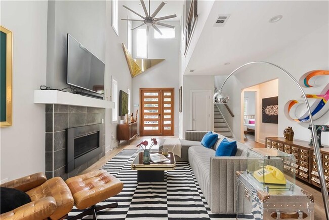 Building Photo - 1124 Hawthorne St NE