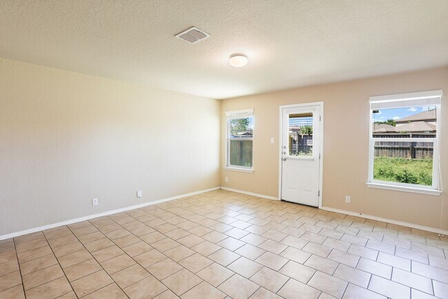 Foto del edificio - Charming Home Awaits: Spacious & Modern Li...