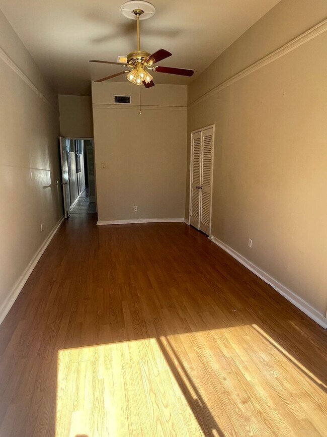 Foto del edificio - Great 1BD/1BA Uptown, Private Backyard, Laundry in Unit