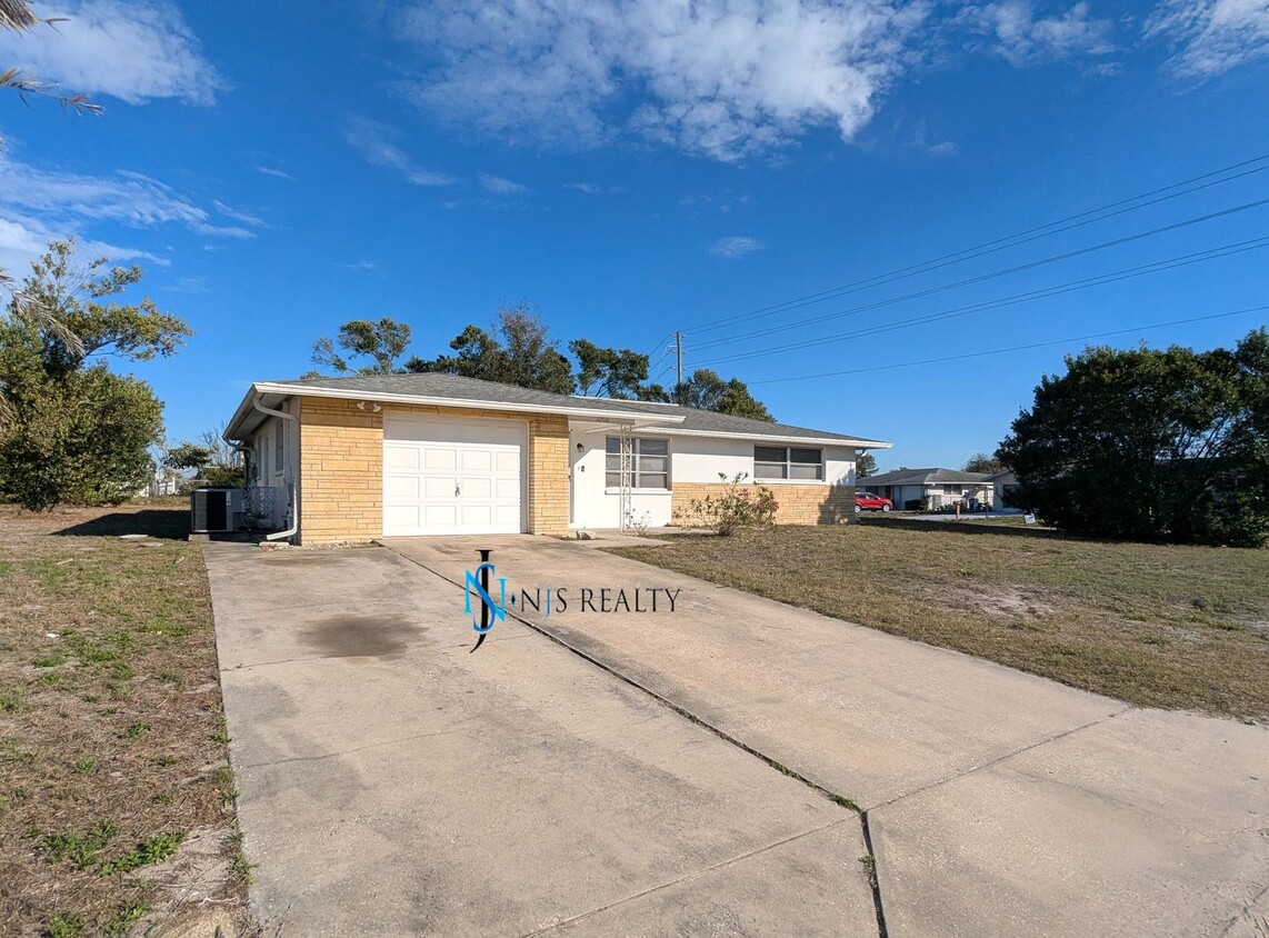 Primary Photo - Open floor plan 2/2/1 1100 Sq. Ft. with te...