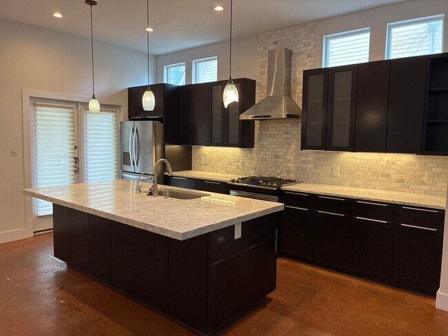 Building Photo - 3BR/2.5BA w/ Fenced Yard + Assigned Parking in Austin, TX