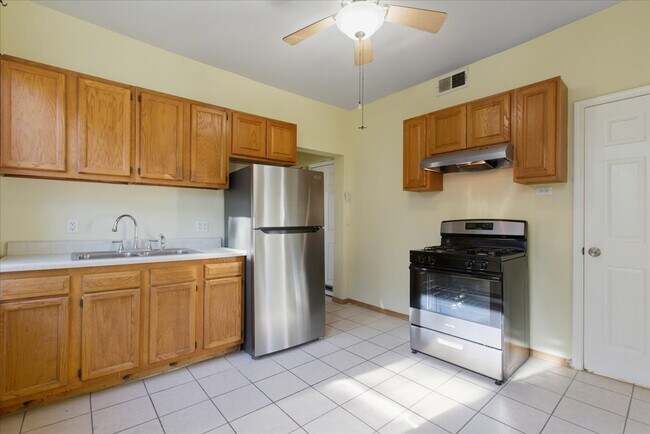 Foto del edificio - 3107 N Bernard St