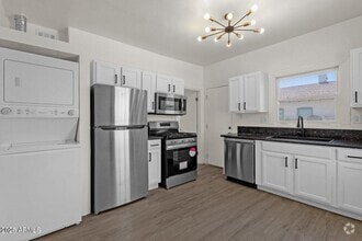 Building Photo - 325 N 18th Dr