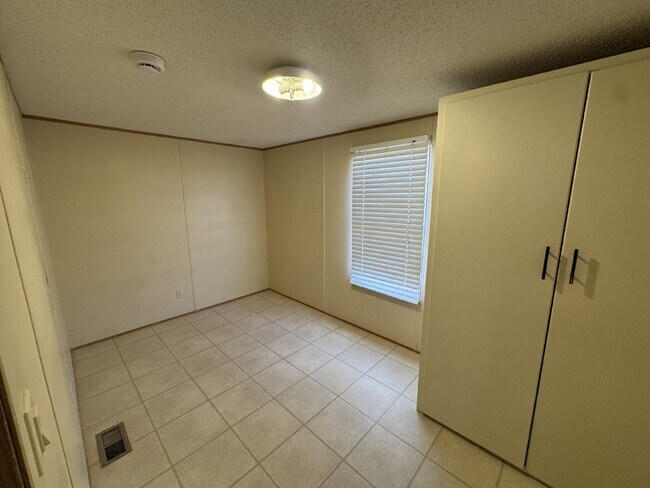 Foto del edificio - MOVE IN SPECIAL- Charming 3-Bed Retreat in Shallowater with Cozy 840 Sq Ft Living Space!