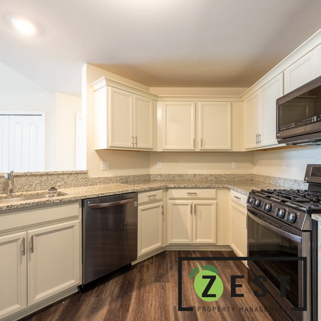 Building Photo - Amazing 3Bedroom 2 Baths