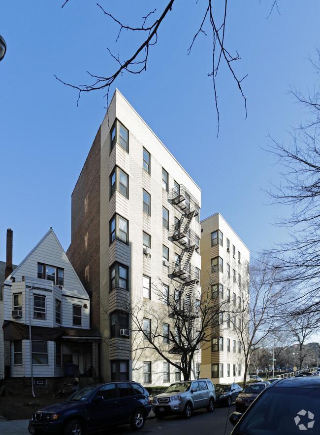 Building Photo - 340 E Mosholu Parkway