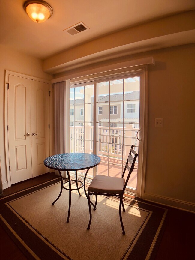 Foto del edificio - Beautiful and large 3 BR 2.5 BA townhouse/condo