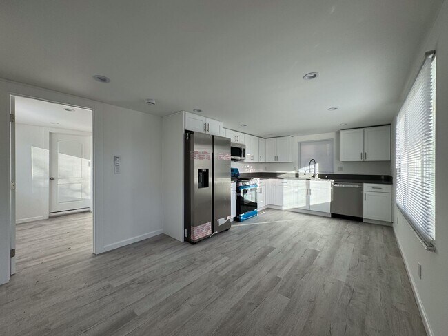 Foto del edificio - Brand New and Stunning 1+1 Reseda ADU