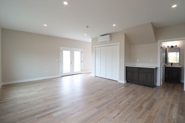 Building Photo - 200 Siler Ln