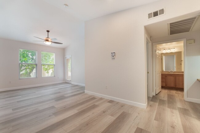 Building Photo - Stylish Condo with Modern Touches!