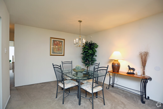 Dining Room - Pennswood Apartments and Townhomes