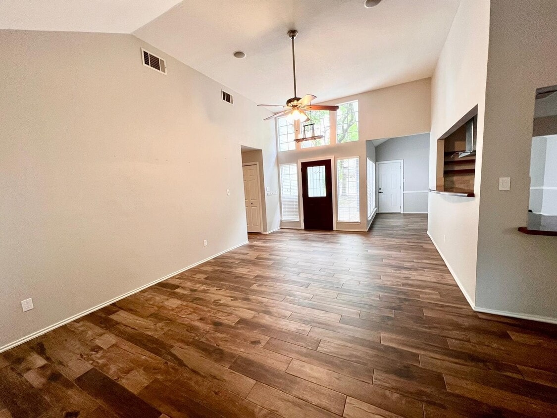 Building Photo - 40 Country Forest Ct