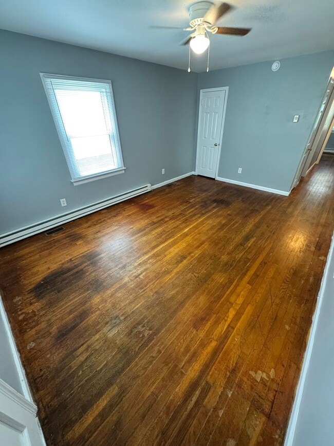 Building Photo - 3 bedroom house on quiet dead end! All ele...