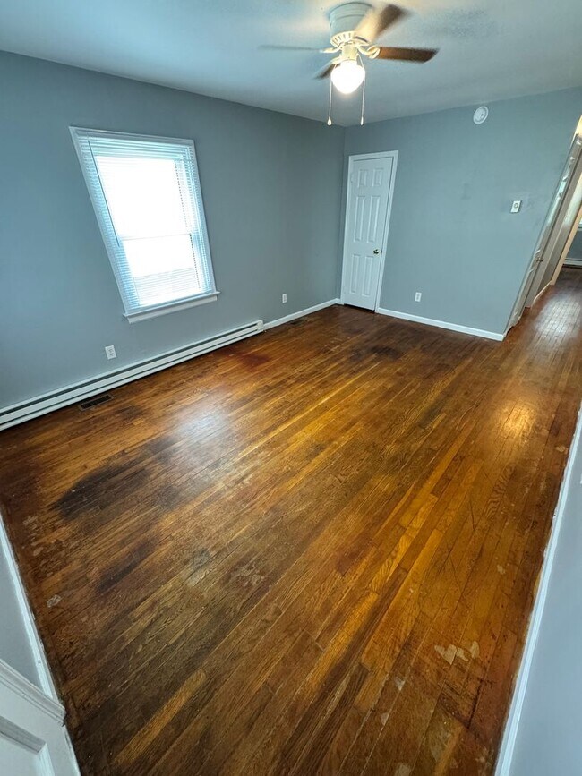 Foto del edificio - 3 bedroom house on quiet dead end! All ele...