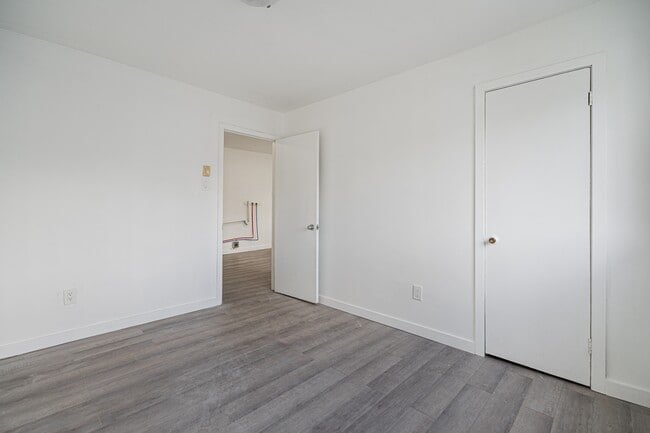 Building Photo - 5651 Boul Henri-Bourassa E