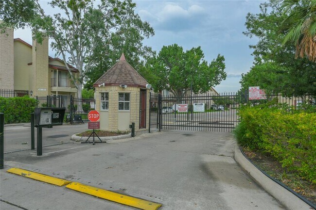Building Photo - 2120 El Paseo St
