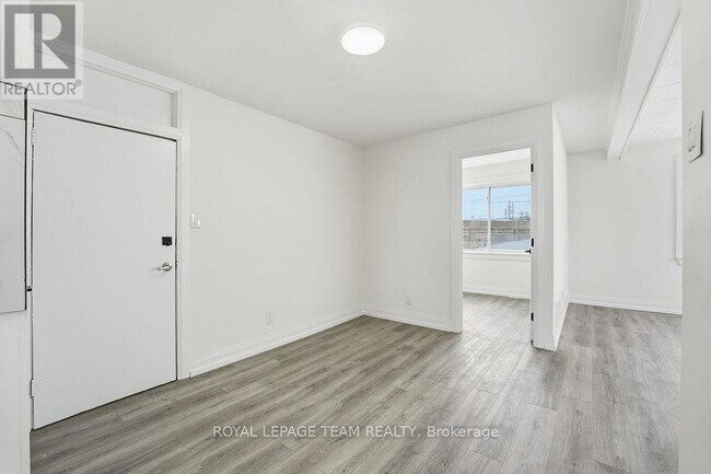 Photo du bâtiment - 874 Clyde Ave N