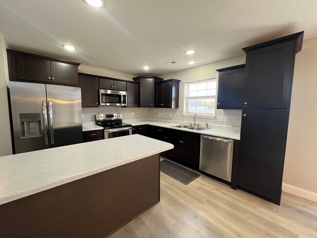 Foto del edificio - Stunning 3 Bedroom Home on Andrews Drive