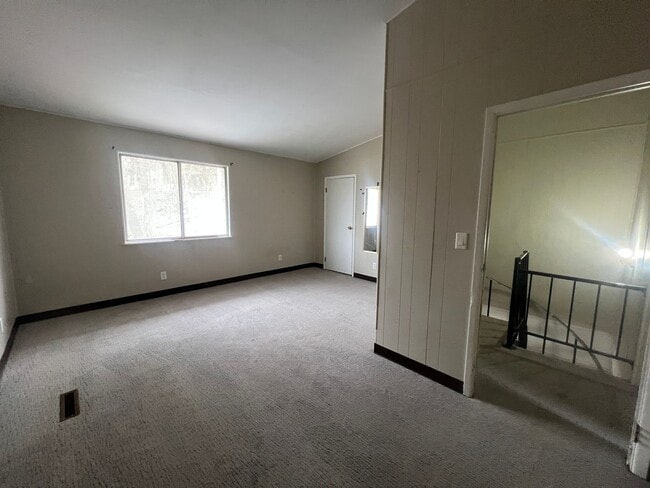 Building Photo - 147 Bradley St