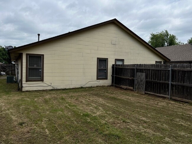 Building Photo - Available Now - 3 bedroom 2 bath