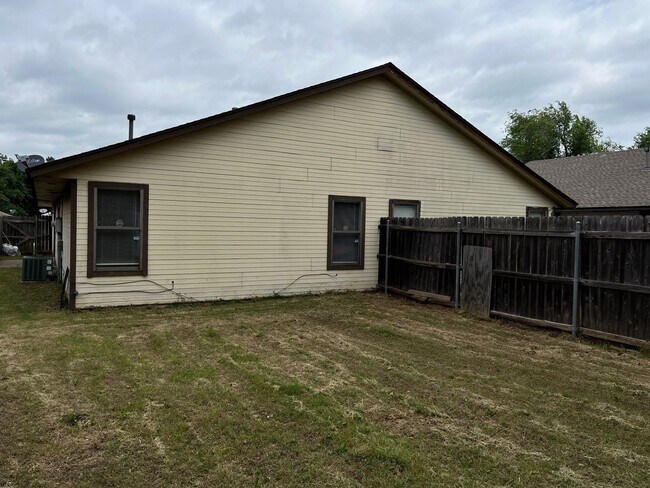 Photo - Available Now - 3 bedroom 2 bath House