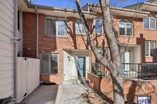 Building Photo - GORGEOUS BRICK TOWNHOME 2BD/3BA+LOFT- CHER...