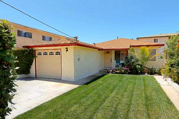 Gran patio delantero - 2107 Blossom Ln