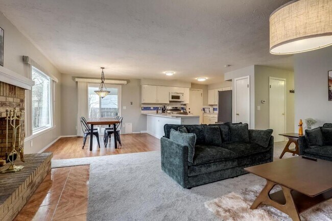 Foto del edificio - 3149 Oak Cir N