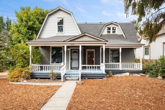 Building Photo - Centrally Located Home With Unbelievable C...