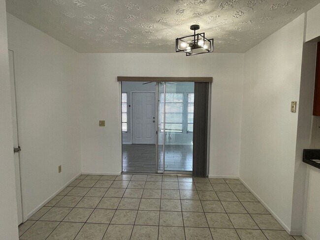 Building Photo - Cosy Home in New Port Richey
